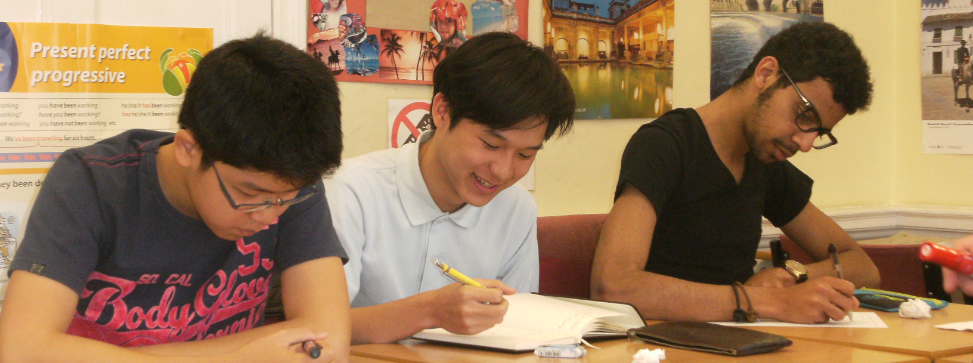 学生们在学习英语