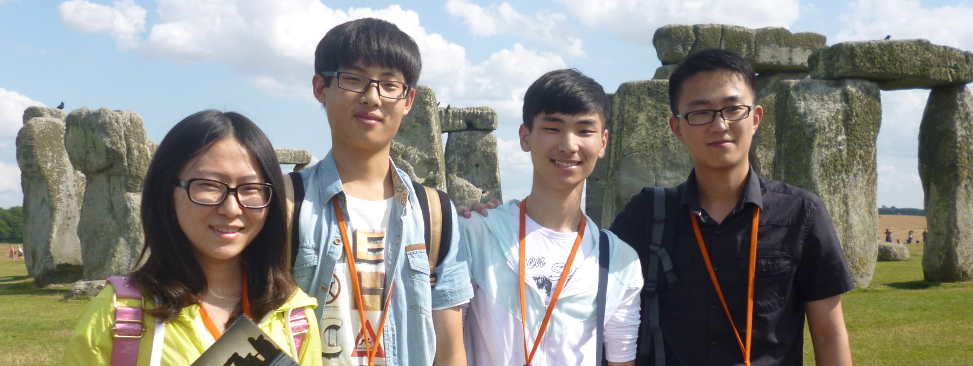 学生们课余在巨石阵游玩